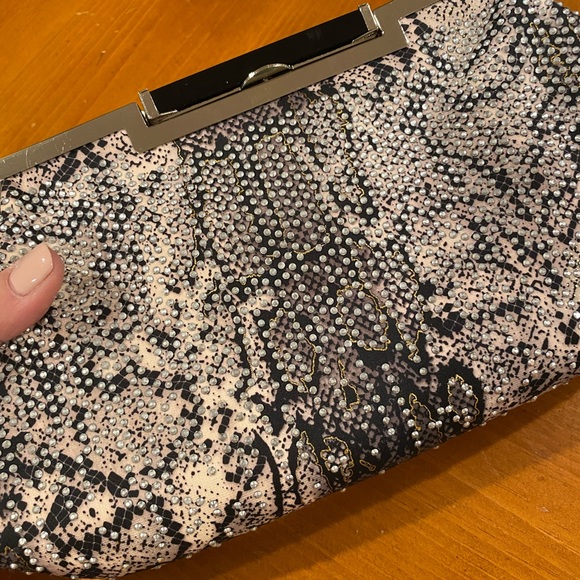 Cache, like New - Picture 9 of 9